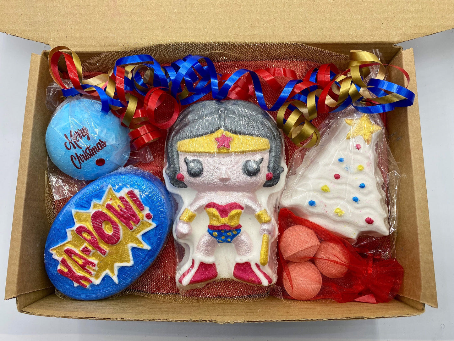 Superheroes Christmas bath bomb gift set.