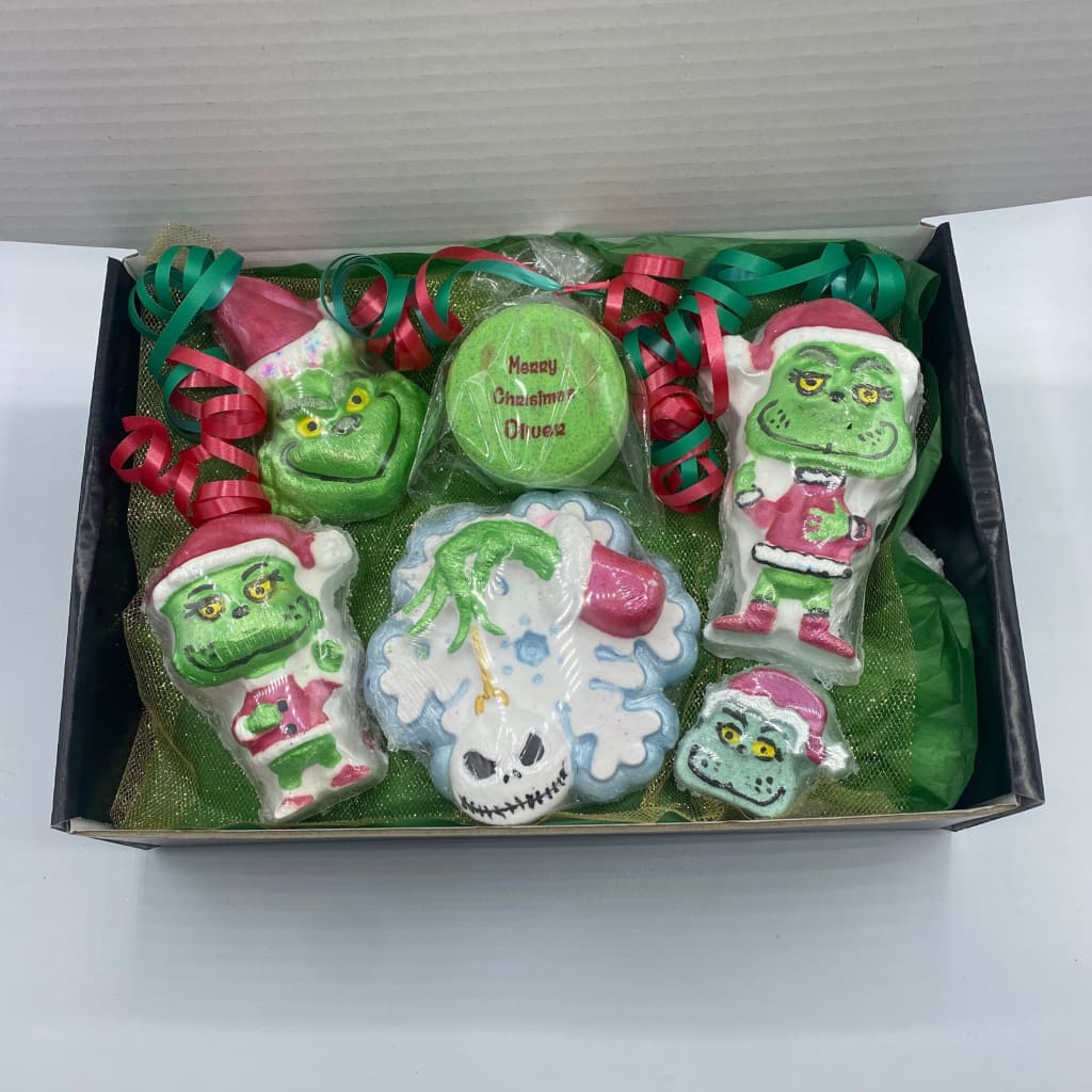 The Mean One Christmas bath bomb gift set.